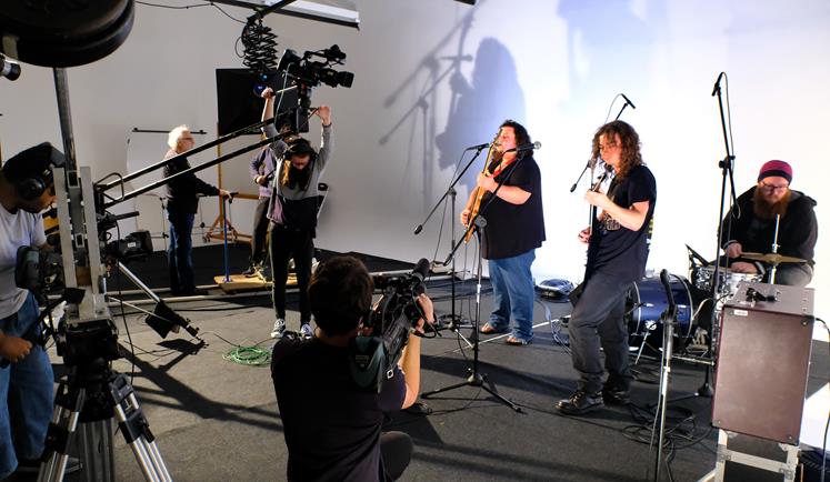 Wintec’s moving image students film music students who are filling in as band members and performers at the multi-cam rehearsal.