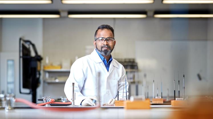 Wintec researcher Dr Pierson Rathinaraj led a team to develop a low-cost cancer drug